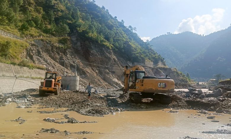 वर्षा र पहिरोका कारण अवरुद्ध छन् यी राजमार्ग Road 780x470